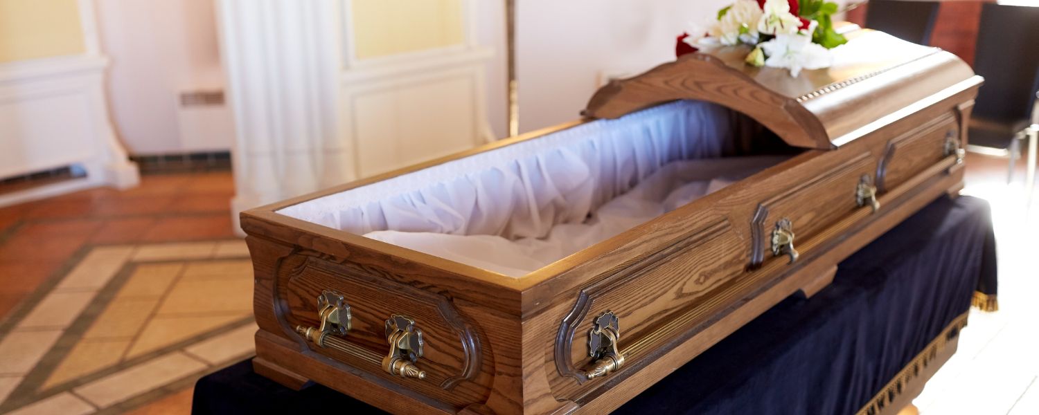 Casket vs coffin price, coffin vs casket benefits, coffin vs casket pros and cons, Coffin vs Casket Guide, Casket vs coffin photos, Coffin or casket for cremation, 