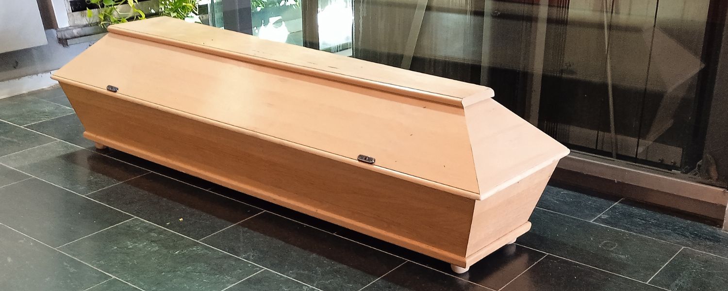 Casket vs coffin price, coffin vs casket benefits, coffin vs casket pros and cons, Coffin vs Casket Guide, Casket vs coffin photos, Coffin or casket for cremation, 