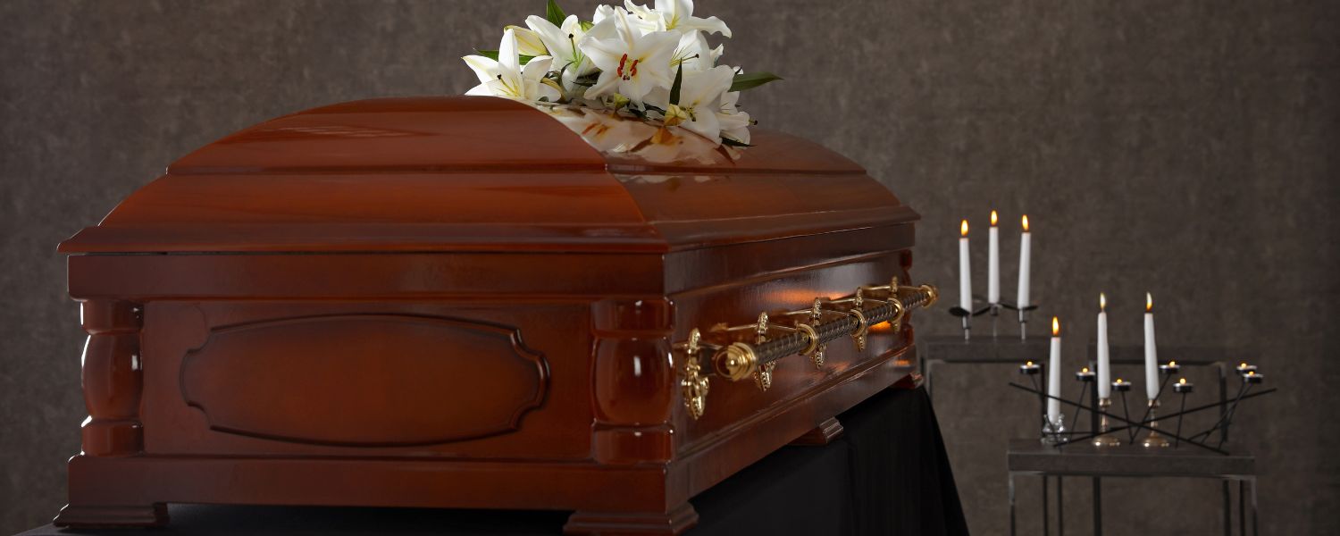 Casket vs coffin price, coffin vs casket benefits, coffin vs casket pros and cons, Coffin vs Casket Guide, Casket vs coffin photos, Coffin or casket for cremation, 