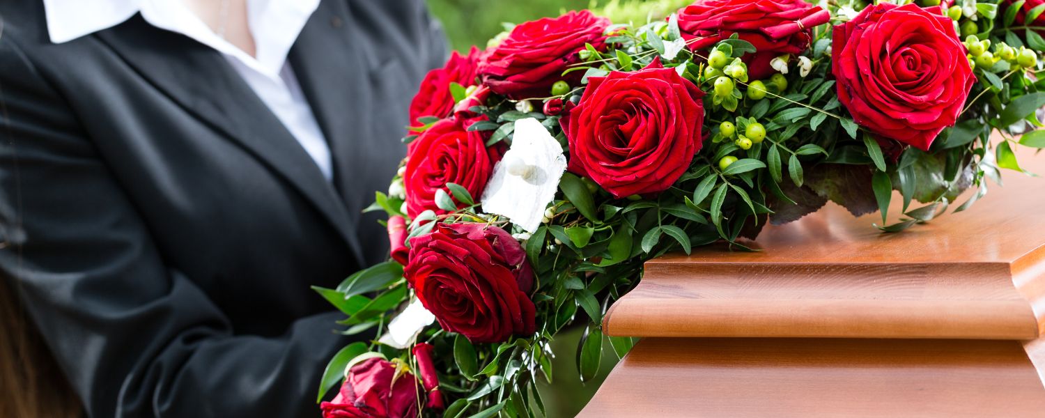 Casket vs coffin price, coffin vs casket benefits, coffin vs casket pros and cons, Coffin vs Casket Guide, Casket vs coffin photos, Coffin or casket for cremation, 