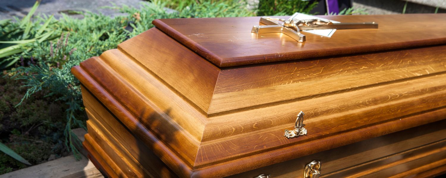 Casket vs coffin price, coffin vs casket benefits, coffin vs casket pros and cons, Coffin vs Casket Guide, Casket vs coffin photos, Coffin or casket for cremation, 