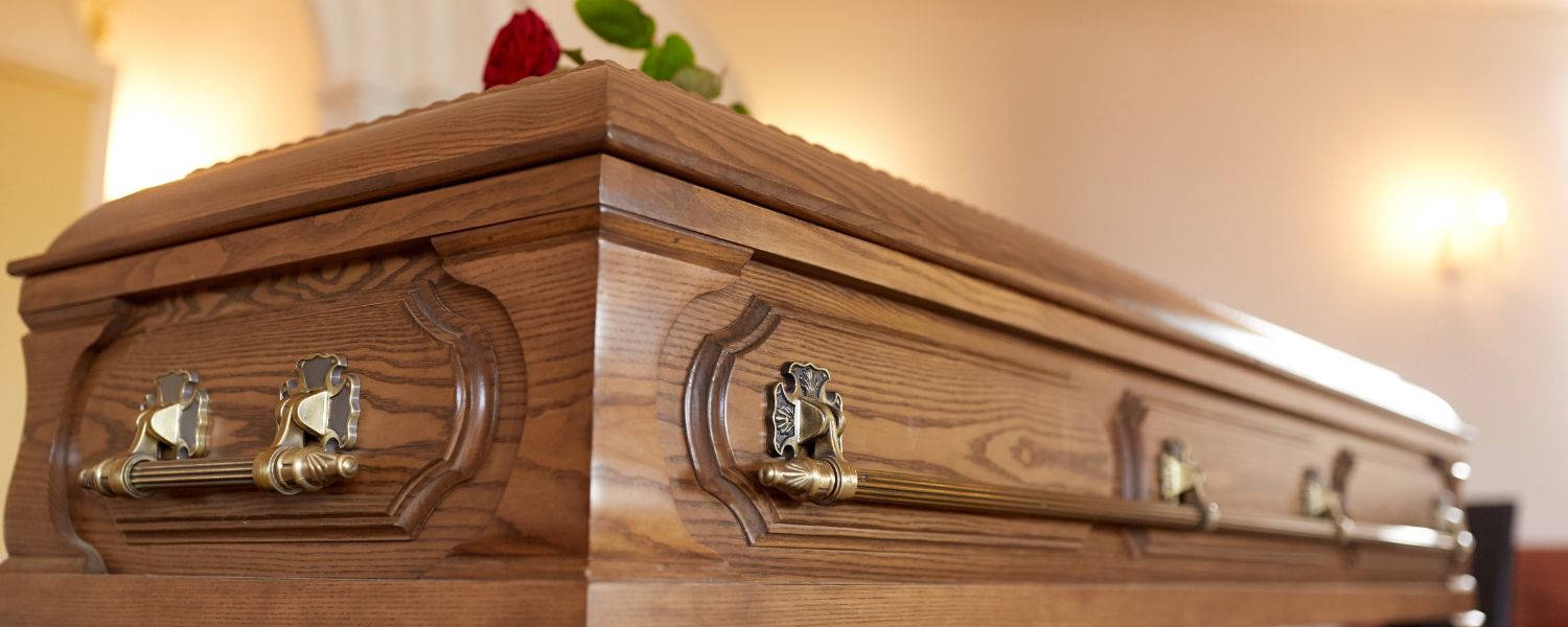 Casket vs coffin price, coffin vs casket benefits, coffin vs casket pros and cons, Coffin vs Casket Guide, Casket vs coffin photos, Coffin or casket for cremation, 