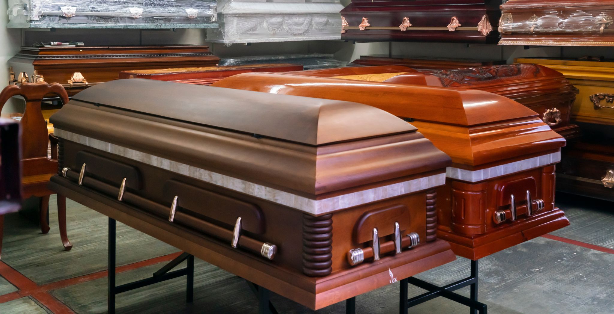 Casket vs coffin price, coffin vs casket benefits, coffin vs casket pros and cons, Coffin vs Casket Guide, Casket vs coffin photos, Coffin or casket for cremation,